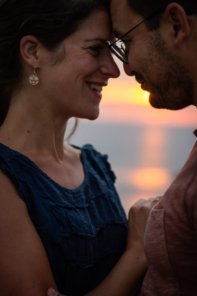 photo d'un couple souriant et tête contre tête pendant un coucher de soleil près de rennes