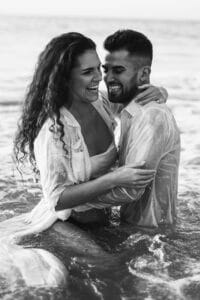 S&eacute;ance couple engagement plage Bretagne photographe Rennes