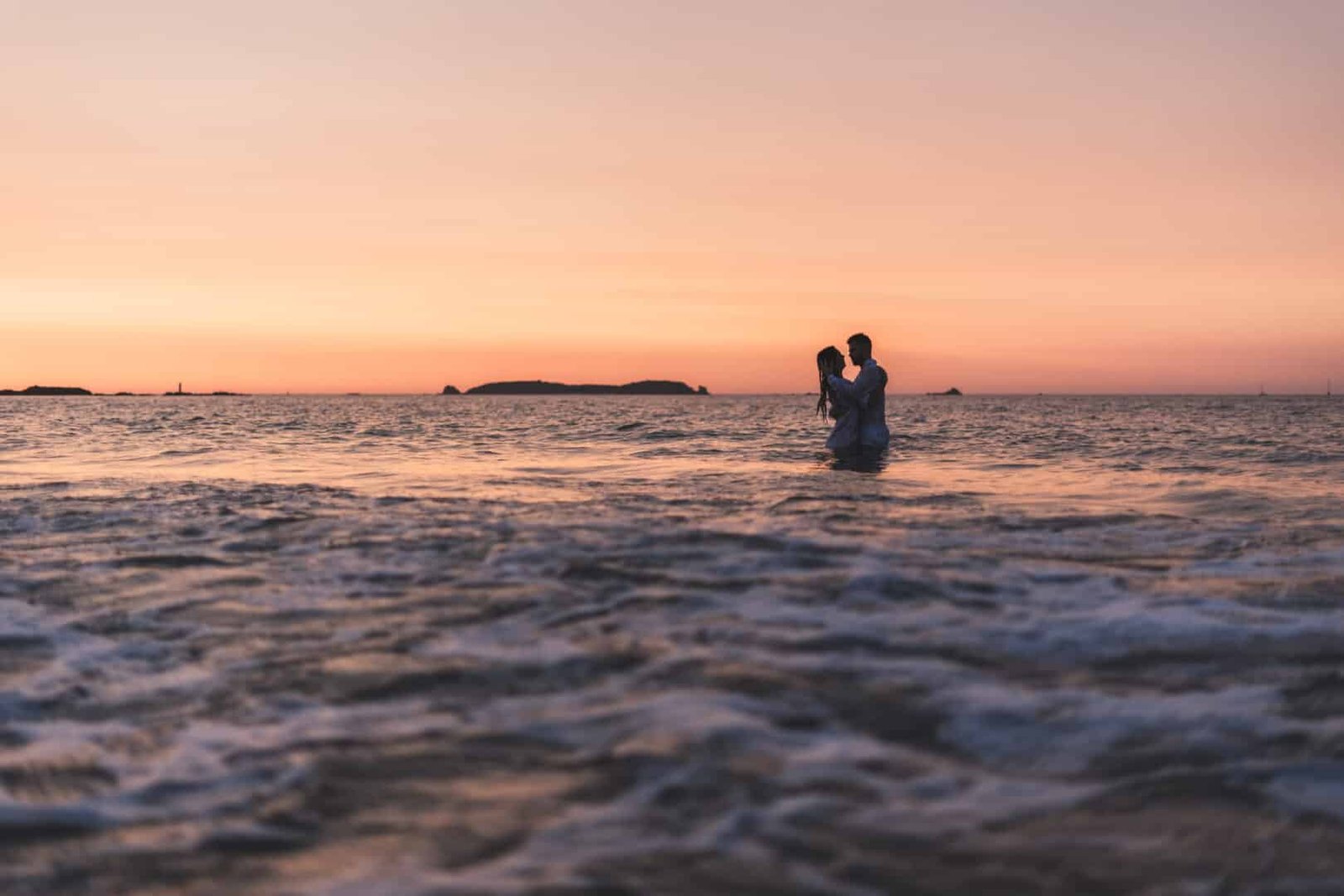 Photo couple eau coucher soleil golden hour photographe mariage Rennes