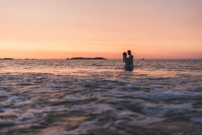 Photo couple eau coucher soleil golden hour photographe mariage Rennes