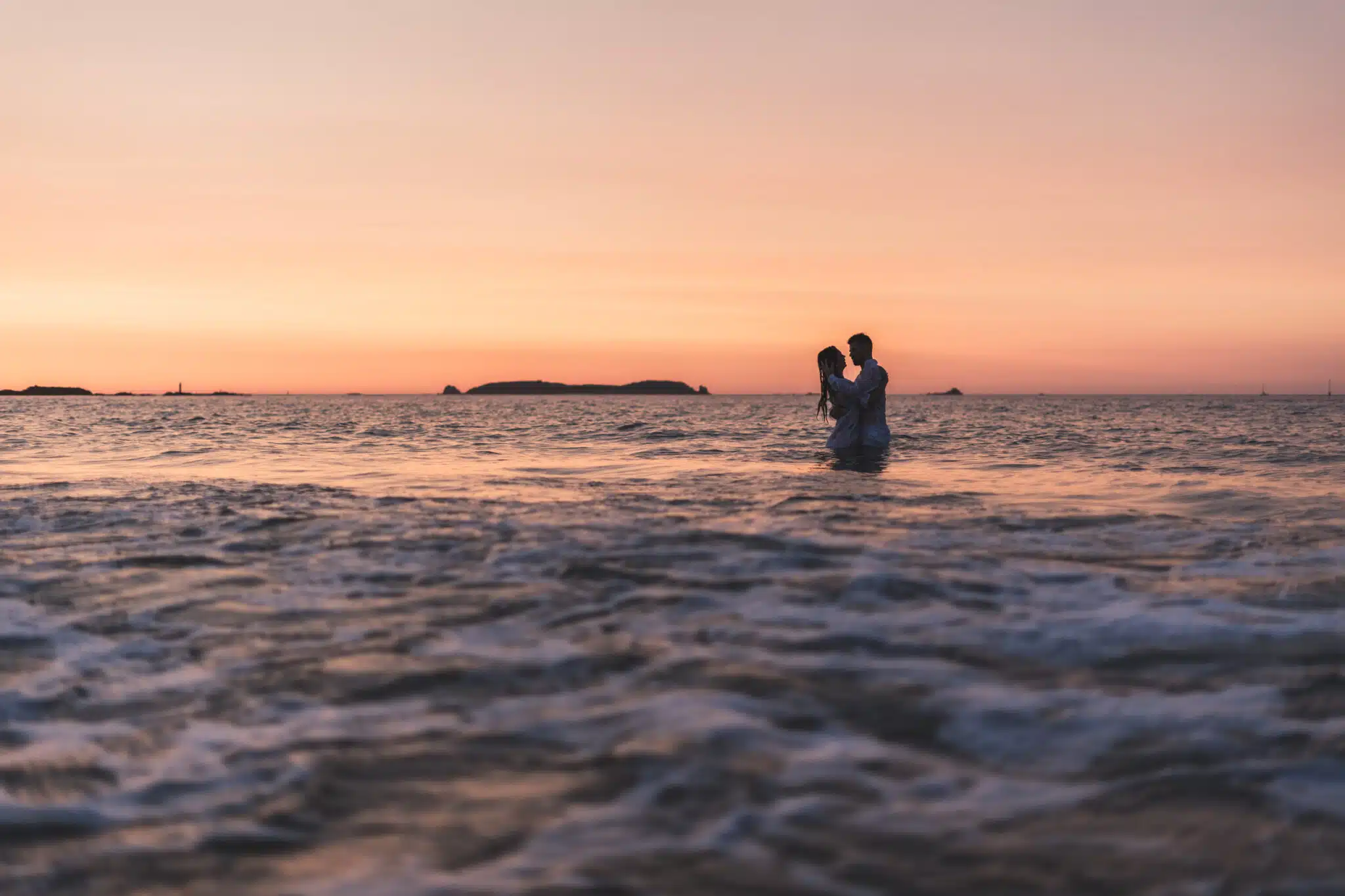 Photo couple eau coucher soleil golden hour photographe mariage