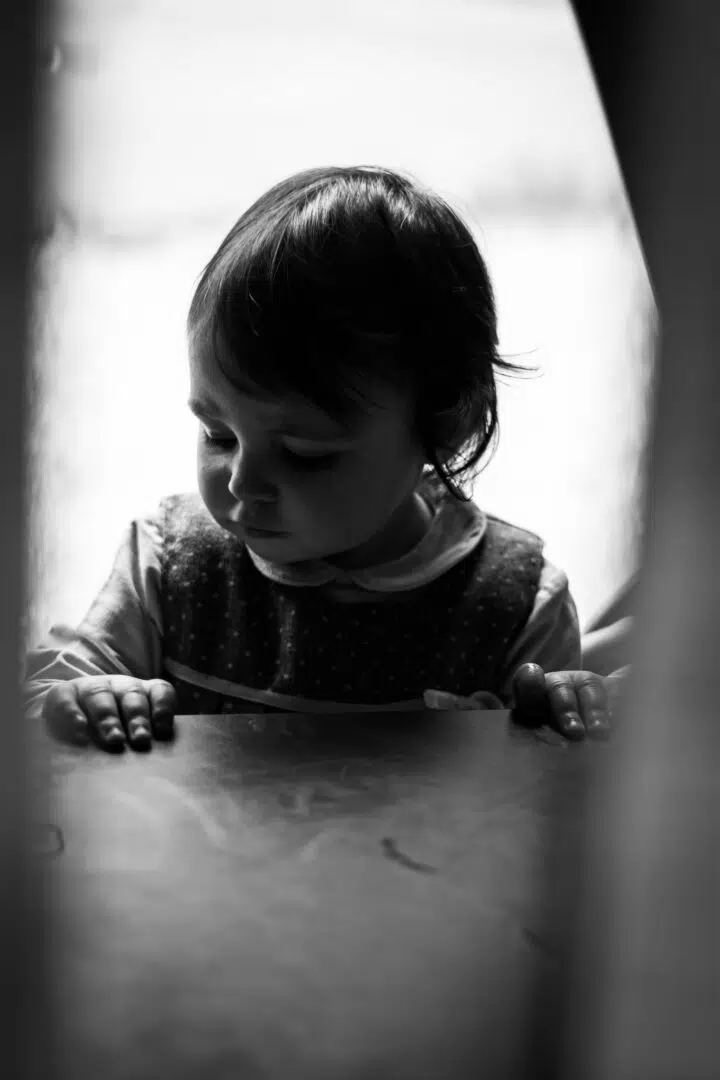 portrait en noir et blanc d'une petite fille