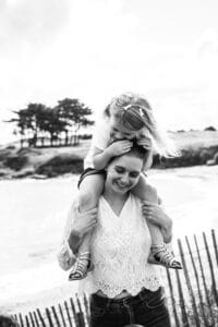 S&eacute;ance photo famille plage m&egrave;re fille Bretagne Rennes