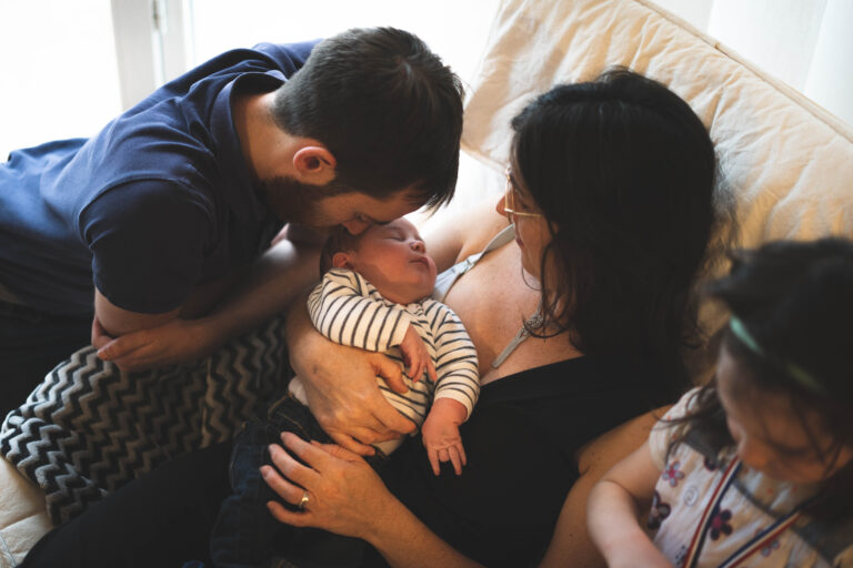 photo d'un père qui embrasse son bébé sur la tête à rennes