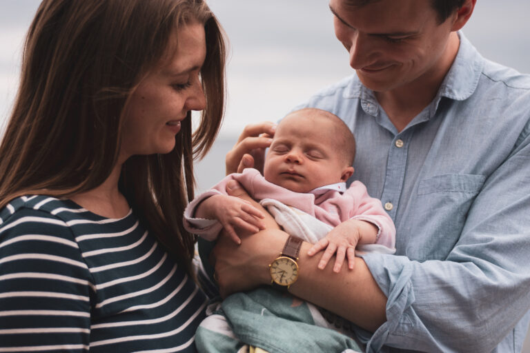 photo d'un nouveau-né entouré de ses parents