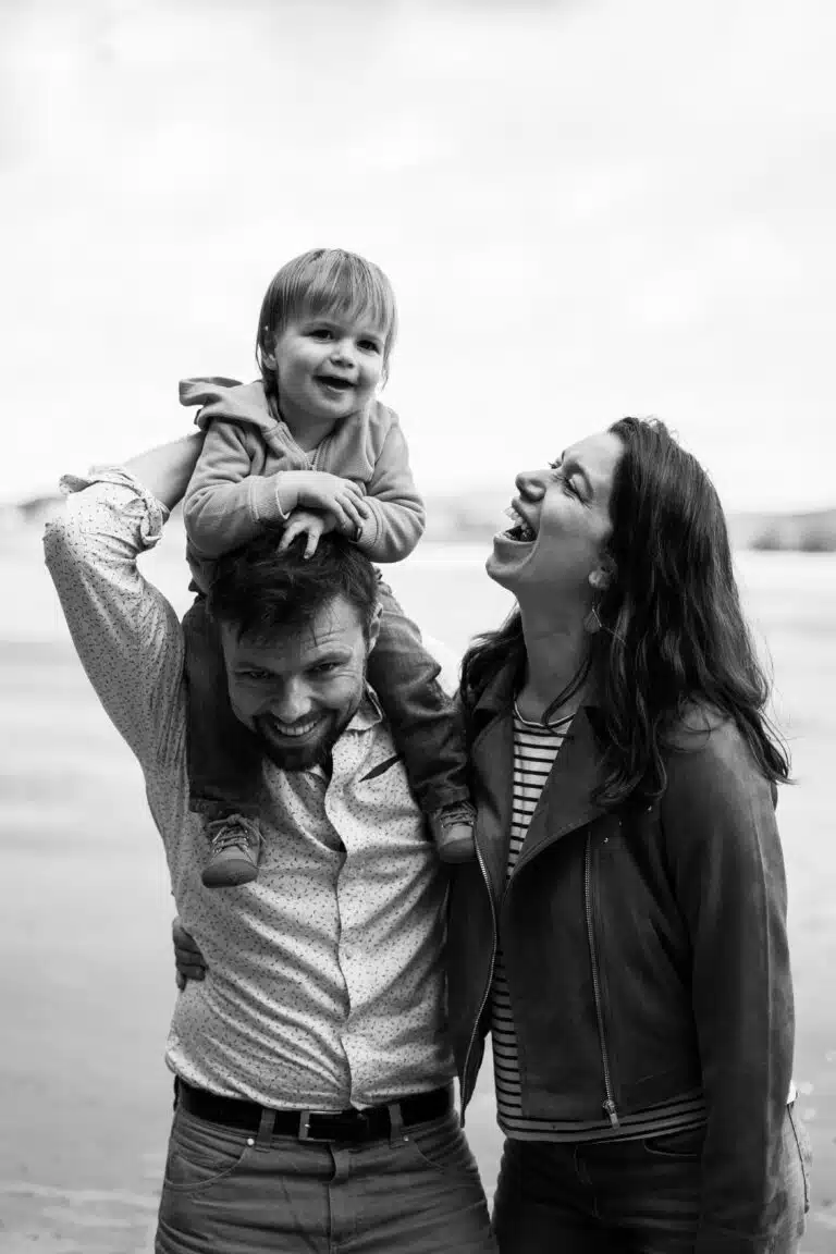Séance photo famille joyeuse enfant épaules papa Rennes