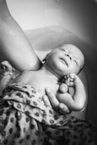 photo d'un bébé qui se détend dans son bain