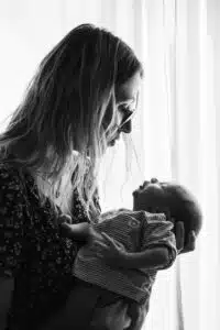 photo de famille d'une femme qui regarde son bébé