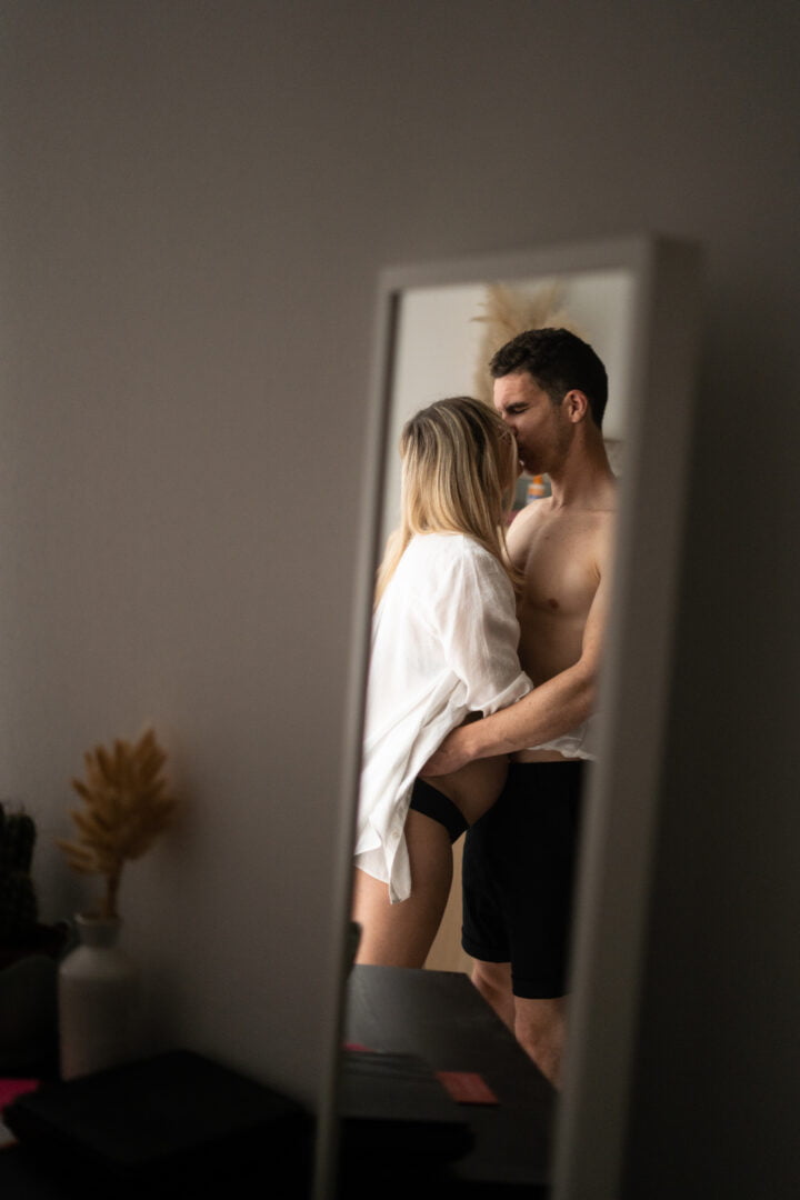 miroir où on voit un couple lors d'une grossesse qui s'embrasse