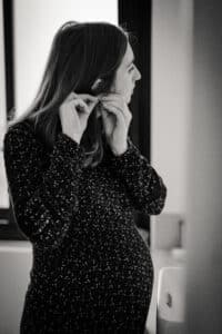 photo d'une femme qui met une bouche d'oreille lors de sa grossesse chez elle à rennes
