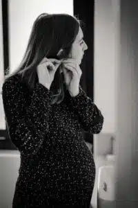 photo d'une femme qui met une bouche d'oreille lors de sa grossesse chez elle à rennes