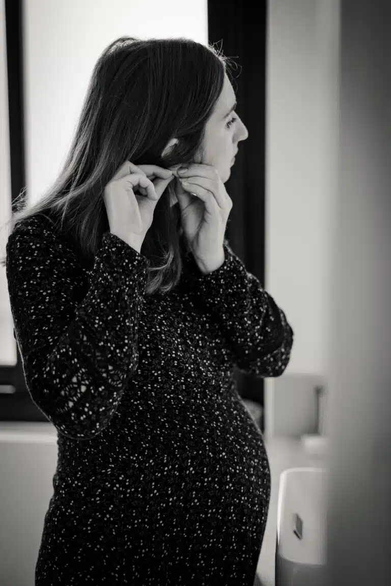 photo d'une femme qui met une bouche d'oreille lors de sa grossesse chez elle à rennes