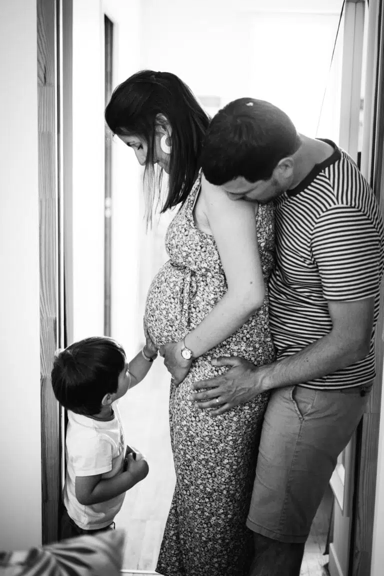 photo d'un enfant touchant le ventre de sa mère enceinte lors de sa grossesse à rennes