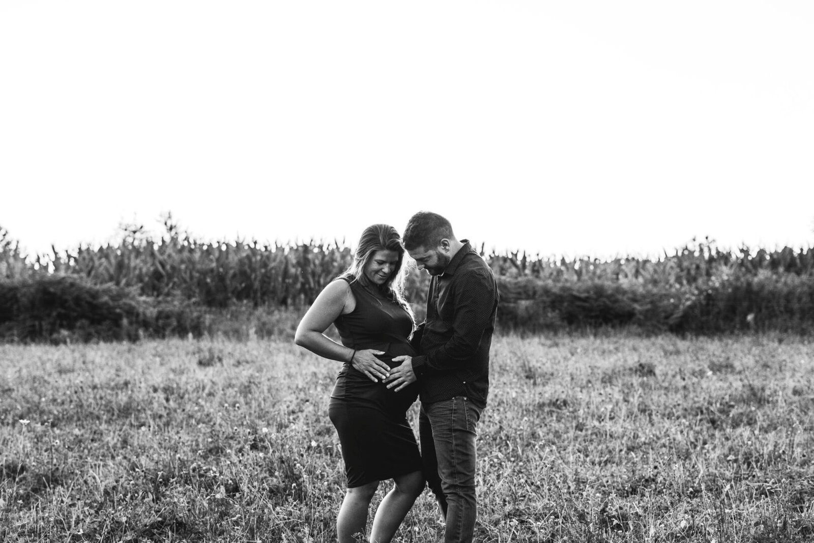 Couple avec leurs mains posées sur le ventre de la femme enceinte durant sa grossesse près de rennes