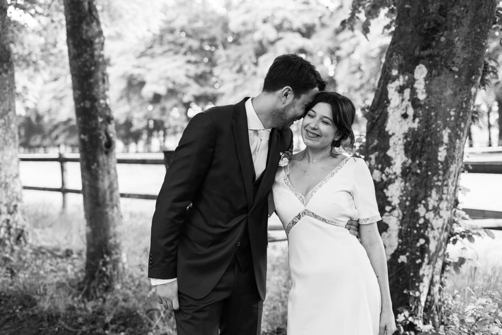 Portrait de mariés complices en extérieur pour choisir son photographe