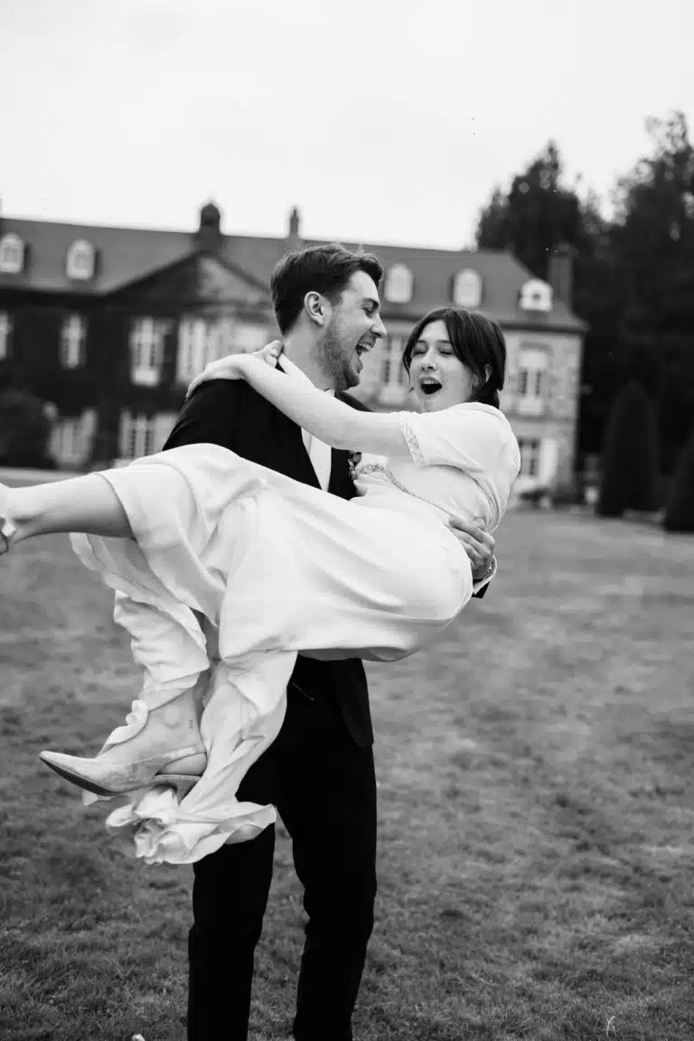 Marié porte mariée dans ses bras photographe mariage Rennes