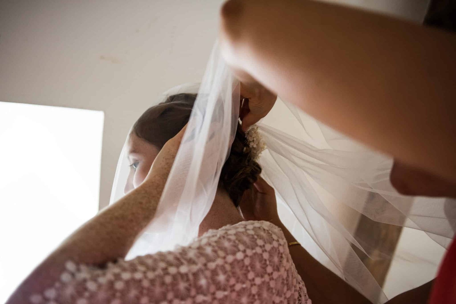 Voile mariée préparatifs mouvement photographe mariage
