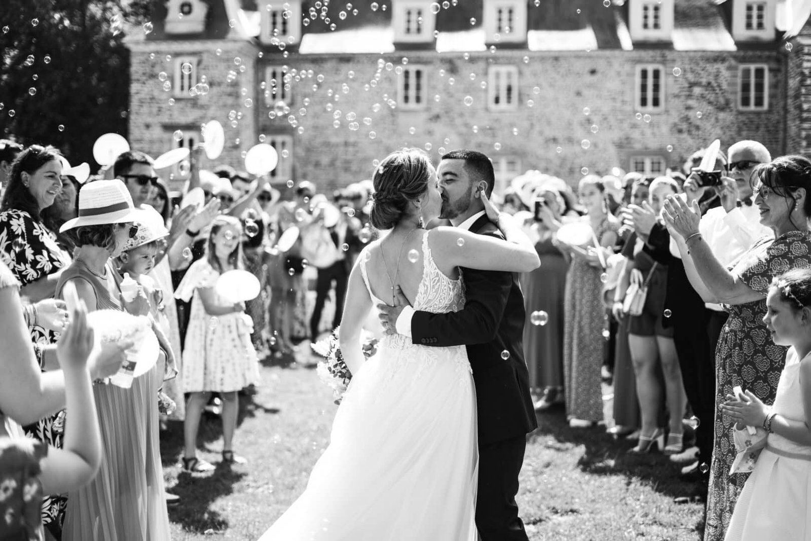 Sortie de cérémonie de mariage et conseils pour quand réserver son photographe de mariage