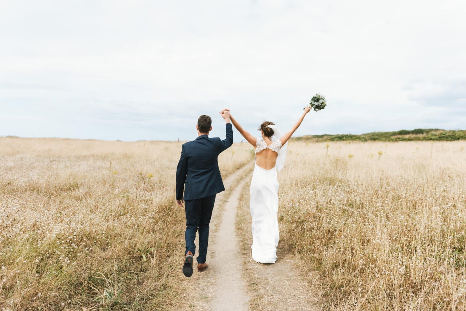 Photo couple mariés champ Bretagne photographe mariage Rennes