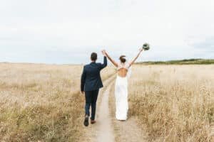 Photo couple mariés champ Bretagne photographe mariage Rennes