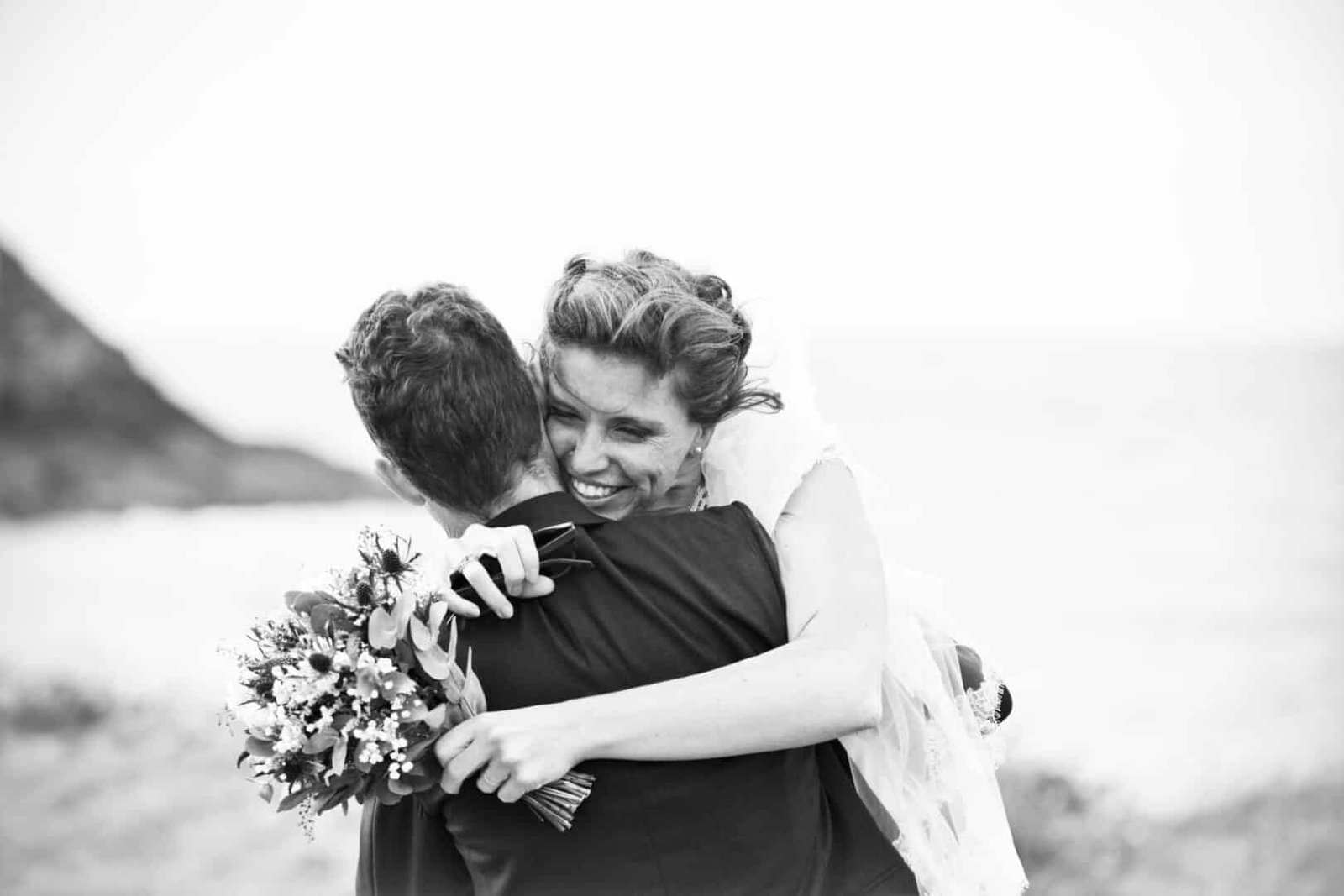 Moment de complicité pour des photos de mariage naturelles