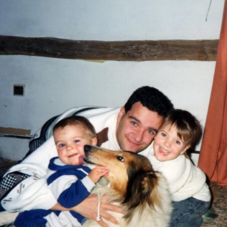 Jéromine Parmentier enfant avec son père, son frère et le chien de la famille