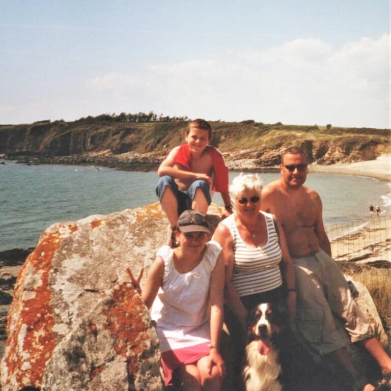Photo de famille d'enfance de Jéromine Parmentier sur des rochers au bord de la mer