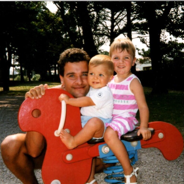 Jéromine Parmentier enfant sur un jeu à ressort avec son père et son petit frère