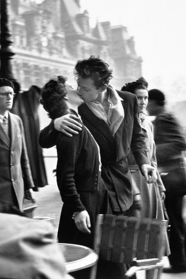 Le Baiser de l'hôtel de ville, photographie en noir et blanc de Robert Doisneau
