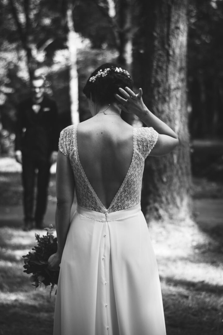 photo spontanée de la mariée de dos  au château des pères