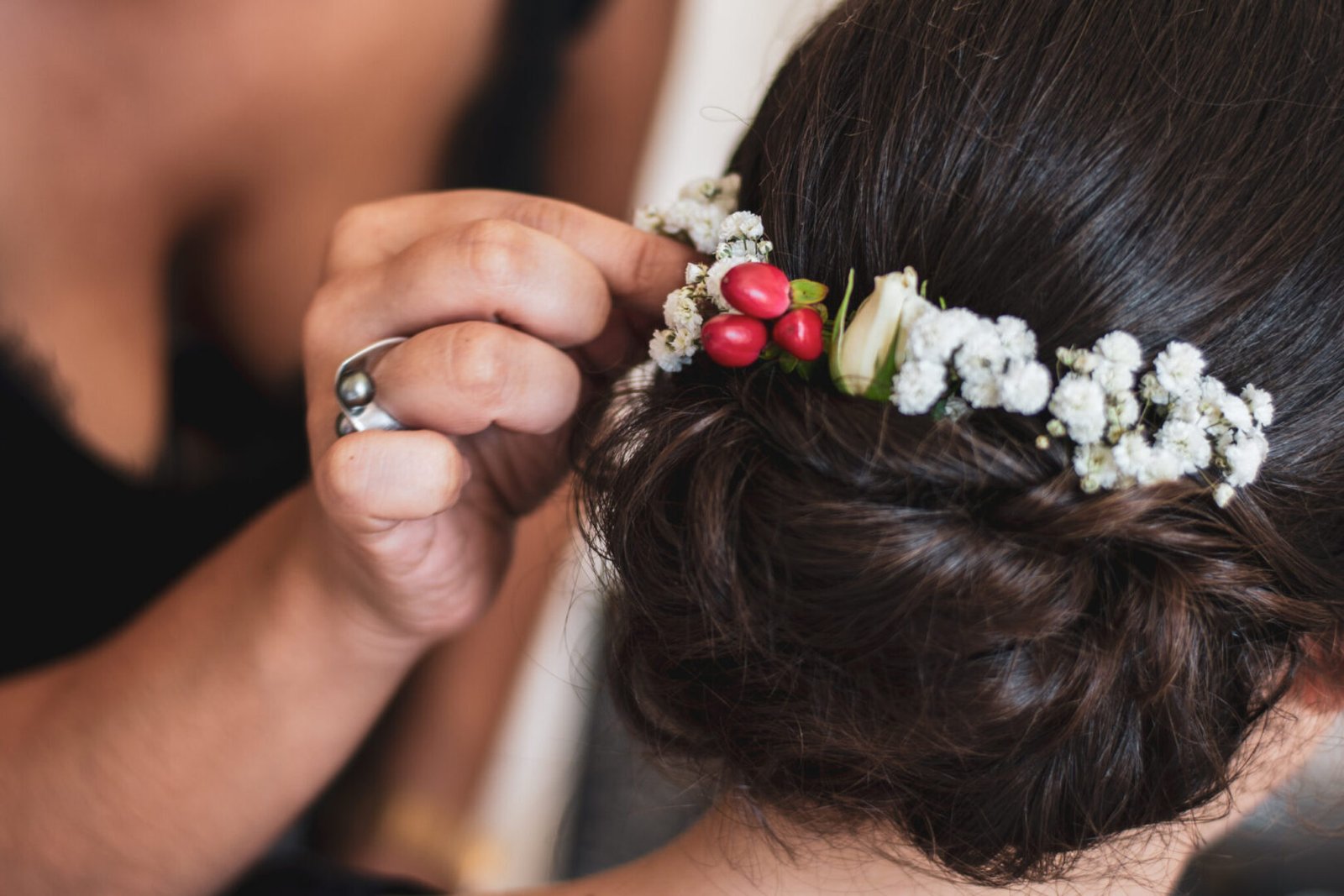 Chignon de mariée avec barrette florale rouge et bijoux Gemmyo pour mariage au château des pères