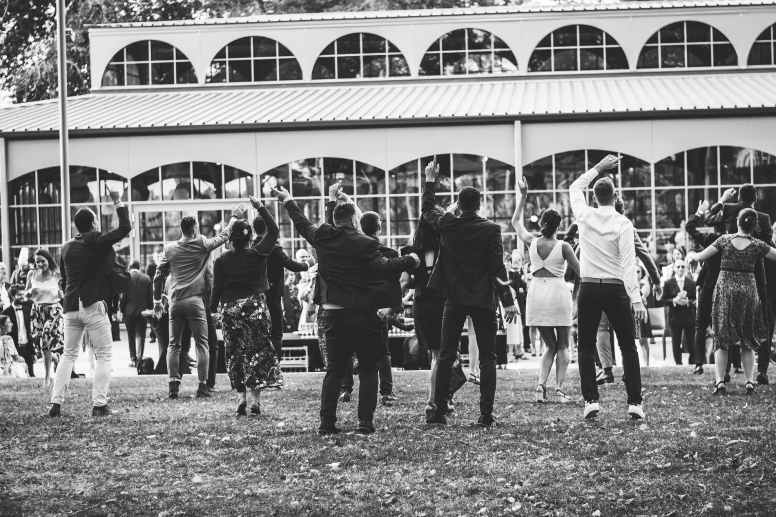 Flashmob surprise des invités pour le mariage au château