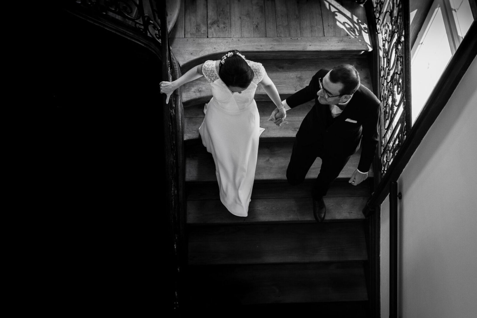 photos de couple dans les escaliers du château des pères