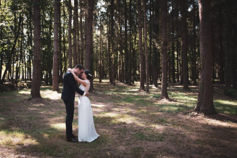 Lauraine et Pierre-Alexis marchant dans le parc du château