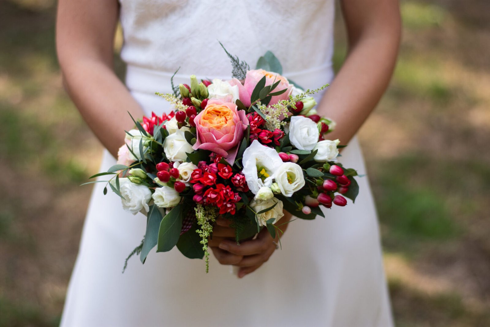 bouquet de fleurs fraîches rouge pour le mariage au château des pères