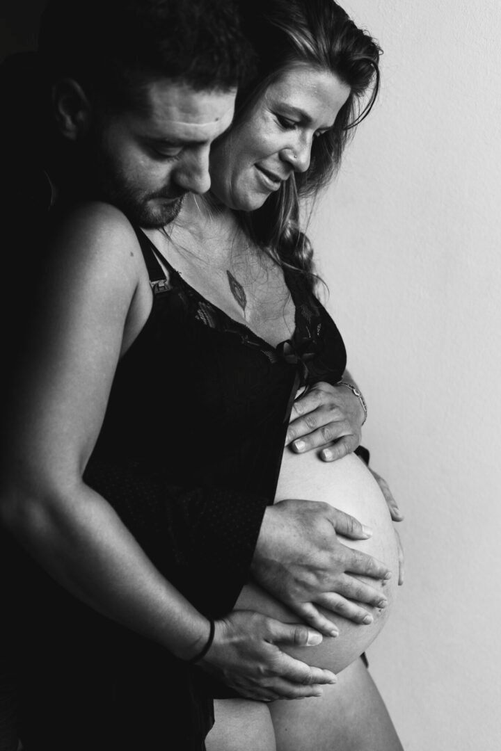 Séance photo grossesse à Betton - boudoir couple intime