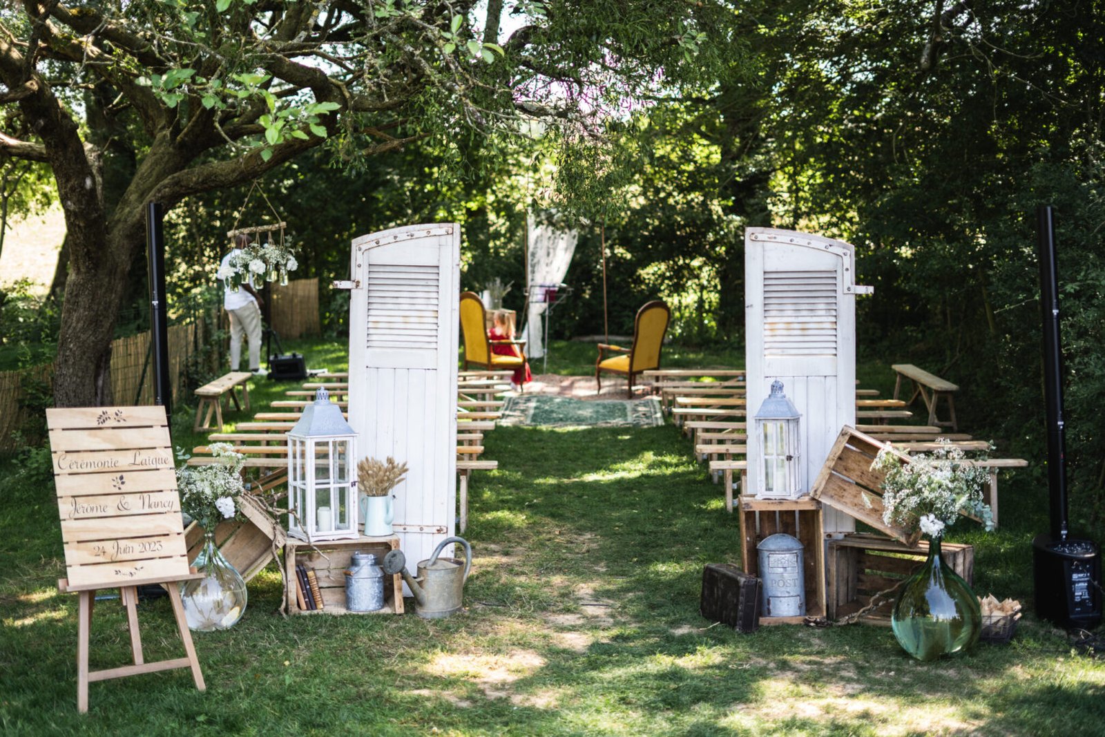 Aménagement de cérémonie laïque en plein air avec éléments en bois