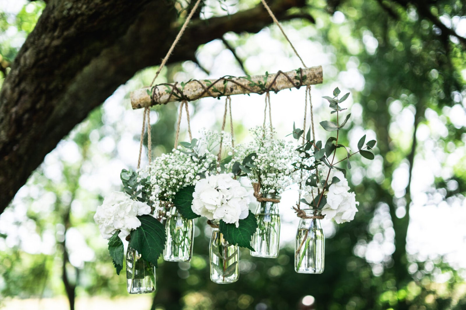 Suspension florale poétique dans les arbres pour décoration de mariage